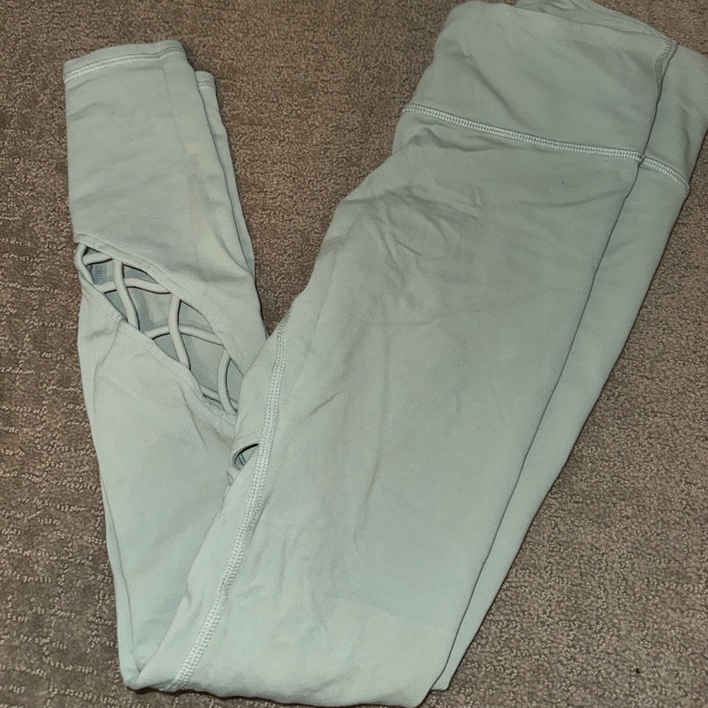 Guc ALo yoga leggings sz xs light green